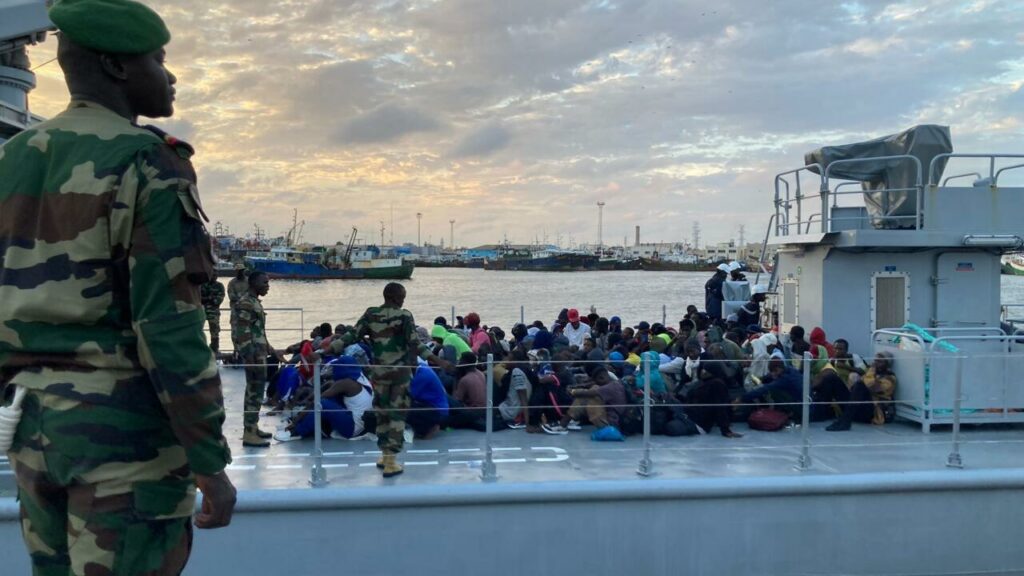 Au large de Dakar, la Marine nationale intercepte 142 migrants à bord d ...