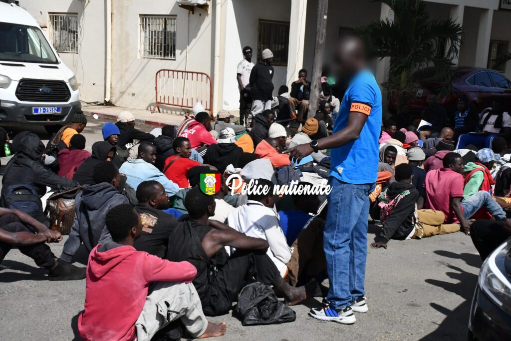 Migration irrégulière : 238 migrants secourus au large de Dakar après ...