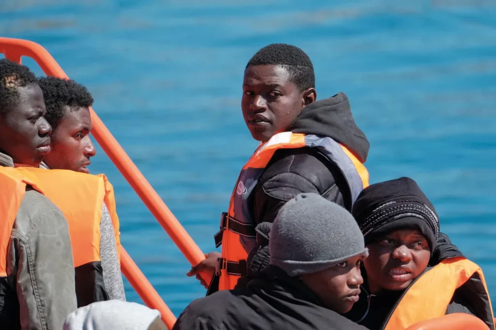 Au large de Dakar : 139 migrants secourus par la Marine, le corps d’un ...